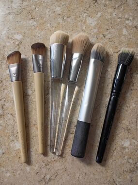 Set of 6 Face Brushes in Natural Wood, Clear Acrylic & Black Handles